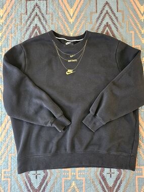 Nike Womans Glam Dunk Crewneck Sweatshirt.